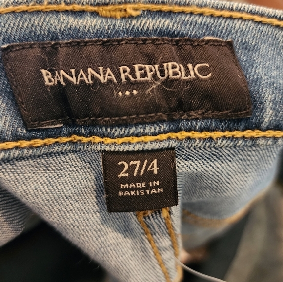 NWT Banana Republic highrise 10" denim shorts. Light to medium wash.  Size 27. - Picture 6 of 13